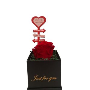 ΚΟΚΚΙΝΟ ΤΡΙΑΝΤΑΦΥΛΛΟ FOREVER ROSE ΣΕ ΚΟΥΤΙ "JUST FOR YOU"(ΜΑΥΡΟ ΜΕ ΣΤΙΚ)